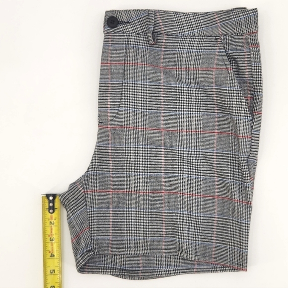 Asos Plaid Houndstooth Flat Front Shorts Womens Size 36 Black, White, Blue & Red - Picture 11 of 13